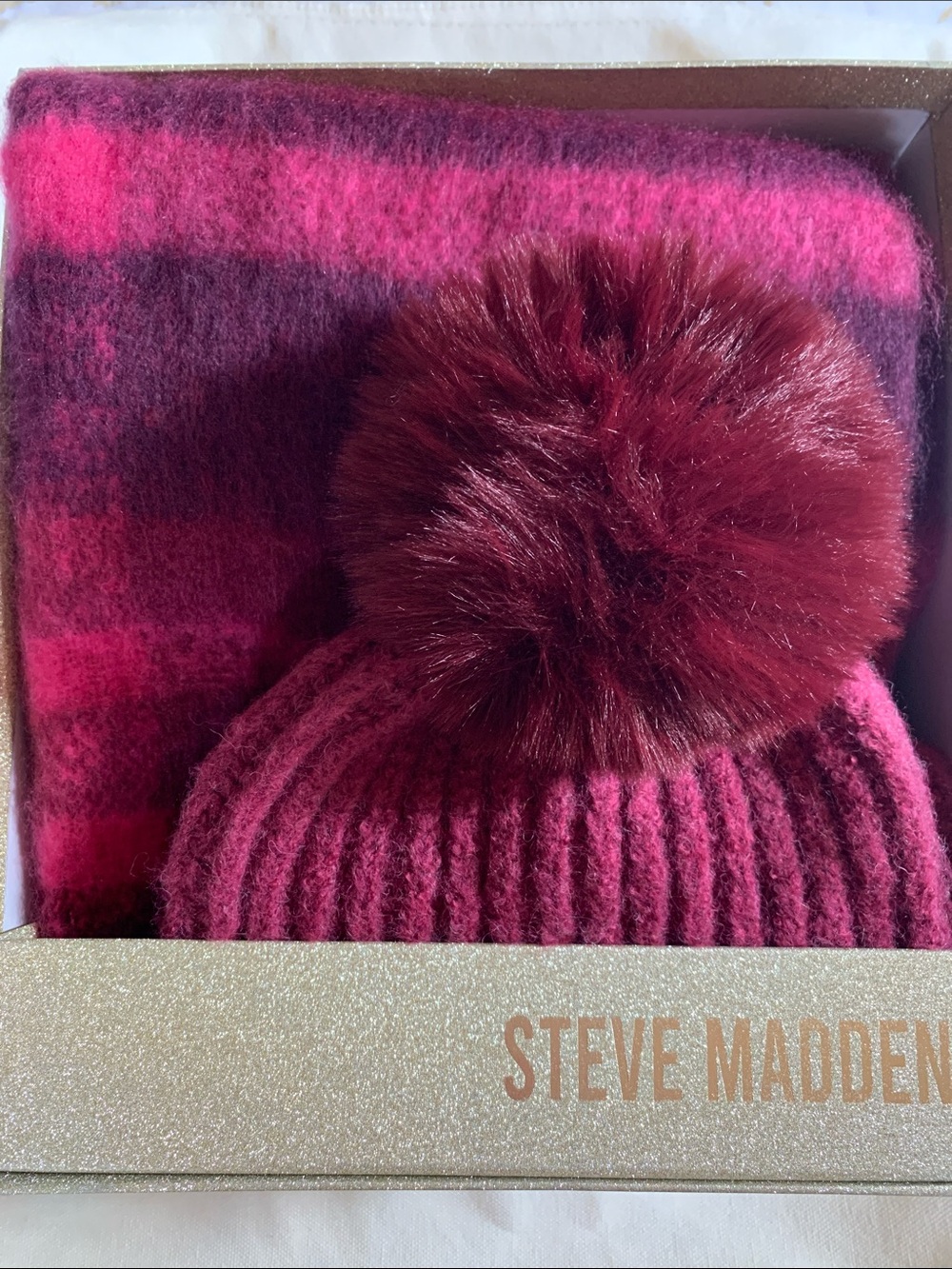 NIB Steve Madden Hart and Scarf Set